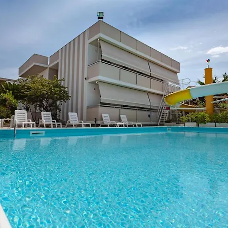 Club Aparthotel 3*